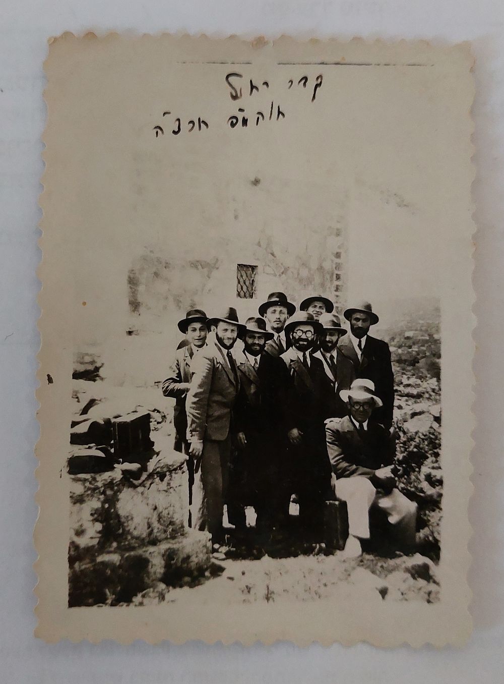 תצלום קבוצתי קטן של יהודים חרדים בקבר רחל שנת התרצ"ה. מידות: 6X8.5 ס"מ בקירוב 
מצב טוב