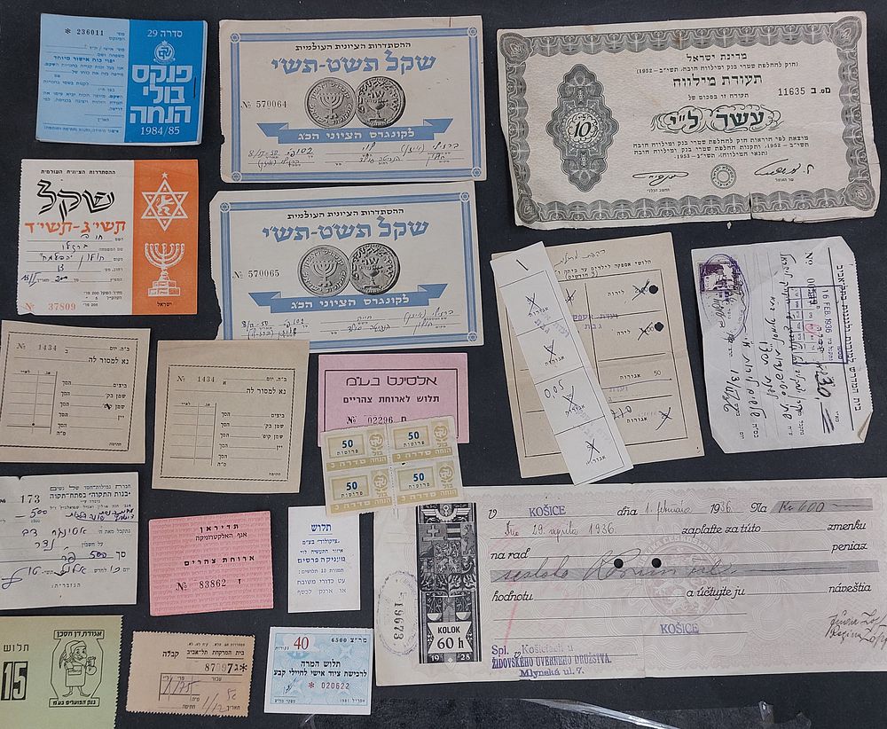 לוט גדול של אמצעי תשלום / קבלות, תלושים ועוד.
מצבים משתנים.
מצב כללי טוב!