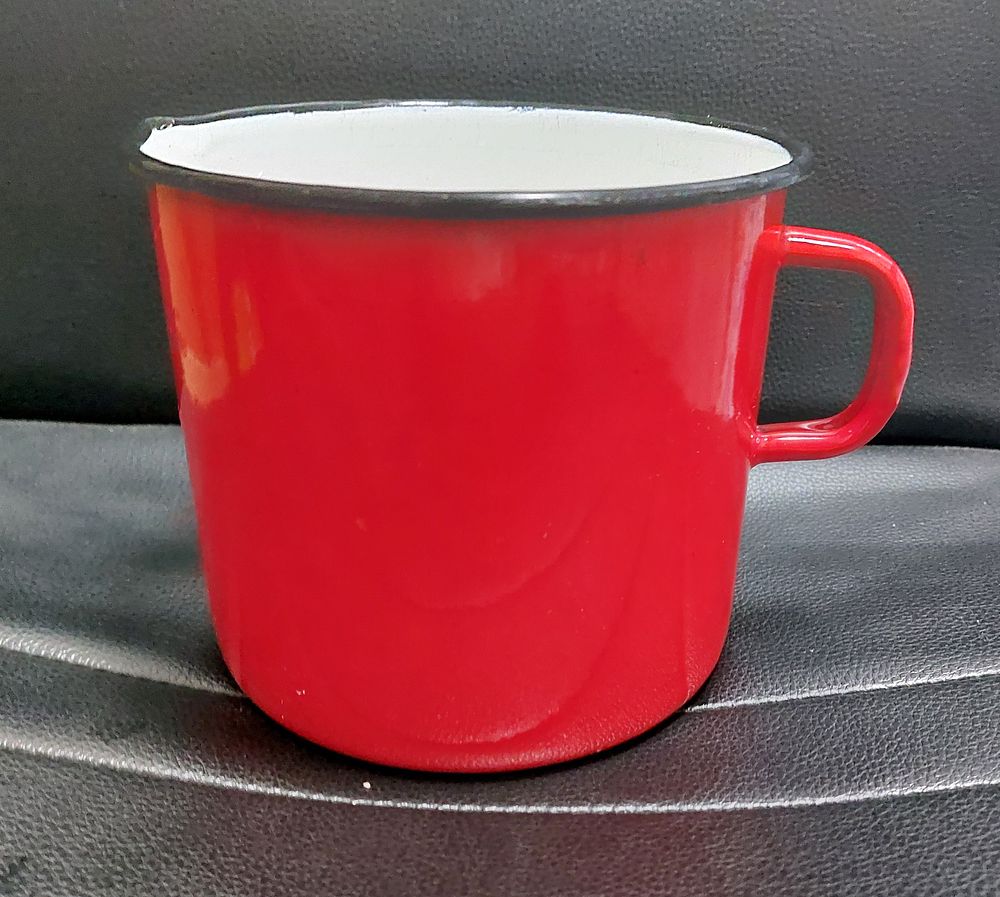 כלי עשוי מתכת בציפוי אמייל.
חתום בתחתית.
גובה: 13 ס"מ.
קוטר: 15 ס"מ . מצב כללי טוב. 
מצולם בדיוק 