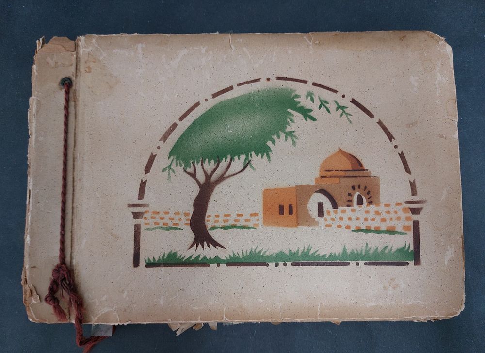 אלבום ישן בחזיתו צורת קבר רחל בתוכו צילומים ישנים. מידות האלבום: 28x19 ס"מ. 
פגמים וכתמים לאלבום.