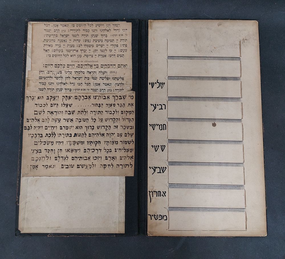 פנקס עליה לתורה ישן. ככל הנראה שנות ה-50.
מצב כללי טוב. מידות: 26X14 ס"מ במצב סגור. 
29X26 ס"מ 