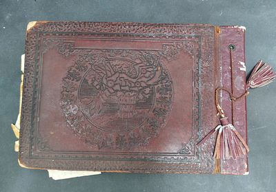 אלבום עם הרבה צילומים כולל מסמך כתובה ישן, לא נבדק לעומק, חלק מהצילומים מנותקים מהאלבום. צולם ברובו