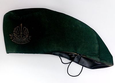 לוט 4 כומתות חלק עם סמלים, אחת מוקדמת