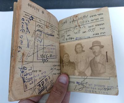 תעודת עולה בו נראים בני הזוג שעלו לארץ ישראל עם ילדתם, קיבל שיכון במשכנות נתניה... ועוד חותמות 