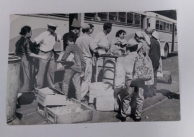 צילום של עולים ליד אוטובוסים וחבילות של הסוכנות היהודית מחלקת הקליטה. רשום ומתוארך מאחור 1962. מ 