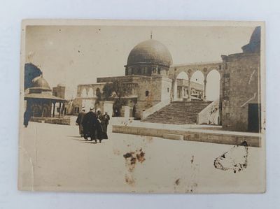 צילום קטן של הר הבית שנות ה-30/40 בו נראים אנשי דת משוחחים שם.
מידות: 8.5X6 ס"מ.
כתמים.