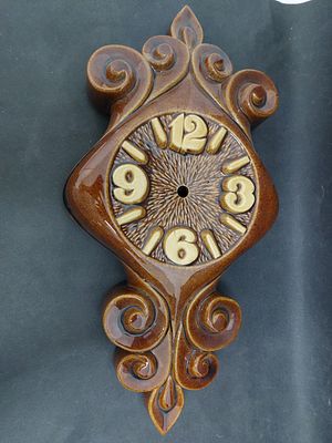 שעון קרמיקה תוצרת בית היוצר מצב מושלם - ללא מנגנון.
מידות: 45.5&times;22 ס"מ בקירוב . חתום מאחור צבי 