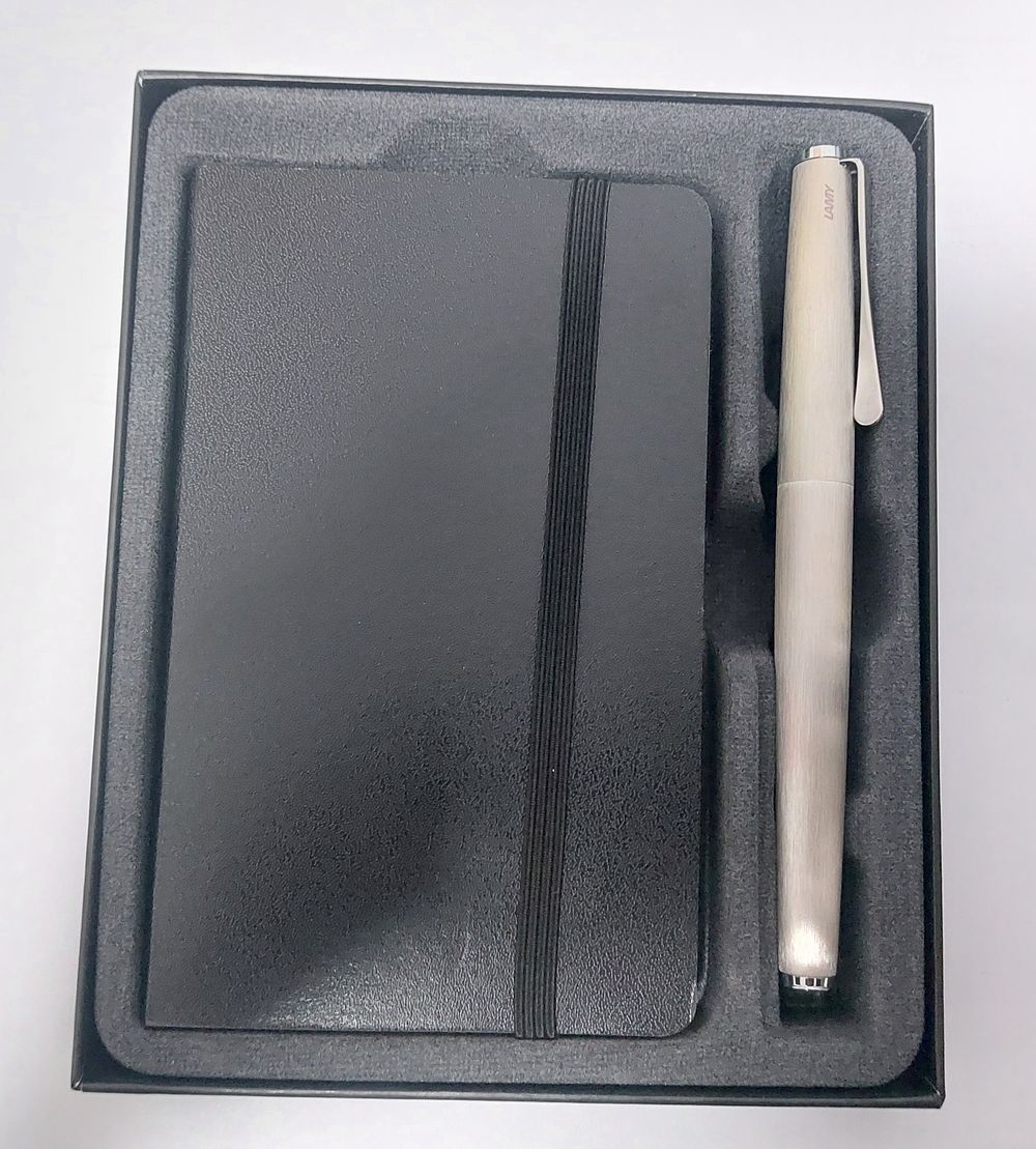 מארז עץ ציפורן מקצועי ופנקס. מצב חדש לא נעשה במארז שימוש.