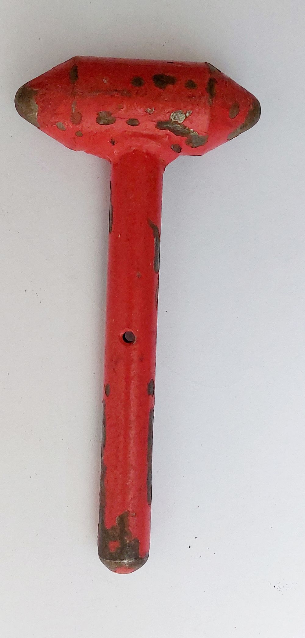 פטיש ישן שהיה תלוי באוטובוסים של פעם לצורך ניפוץ הזגוגיות לשעת חירום. עשוי ברזל כבד. 
אורך: 