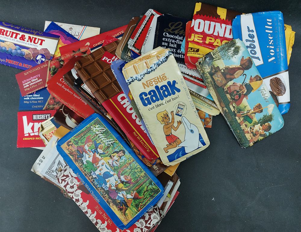 לוט למעלה מ-60 אריזות שוקולד ישנות מהעולם, בניהם עטיפות אגדות ילדים ועוד. מצב טוב. יתכנו 