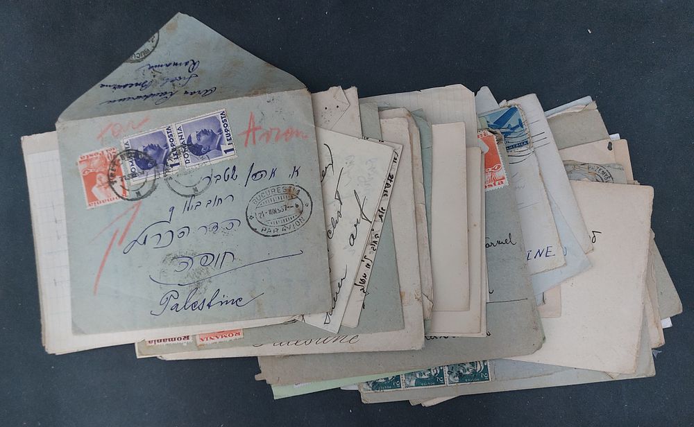 צרור מעטפות ומכתבים פלשתינה וחלק מישראל. מעטפות ריקות ומעטפות עם מכתבים באידיש ועוד. לא נחקר 