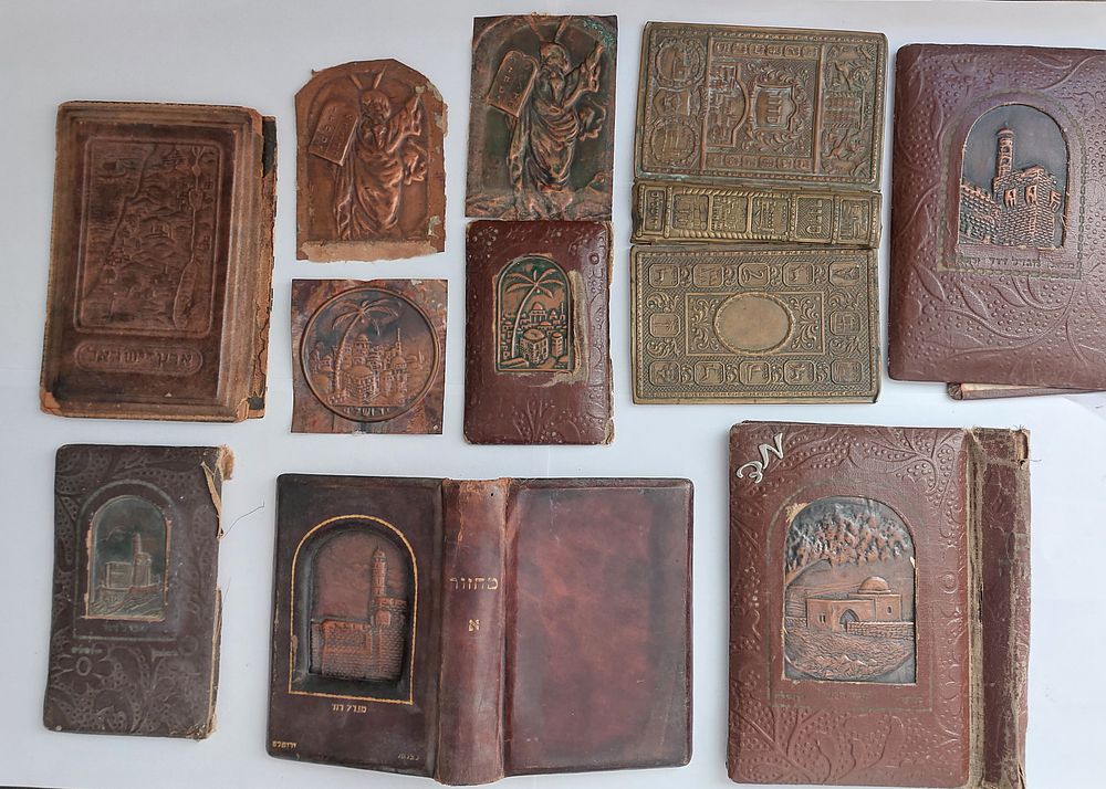 לוט כריכות סידורים וכן פלאקים שונים. חזיתות הסידור או חומש. 10 פריטים, מצבים שונים.
