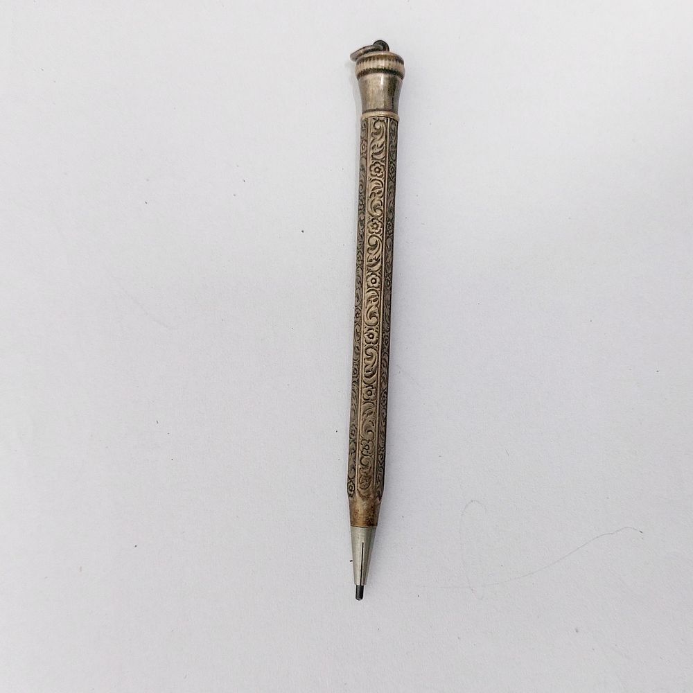 עיפרון כסף קטן ישן מיוחד מאוד. אורך: 8 ס"מ בקירוב