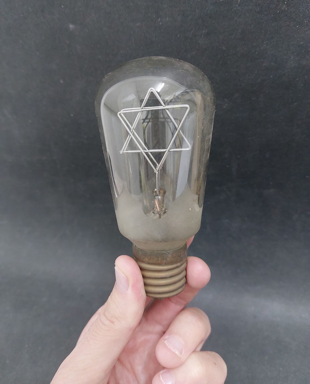 מנורת יודאיקה ישנה עם צורת מגן דוד.
גובה כולל: 10 ס"מ. חתום פיליפס