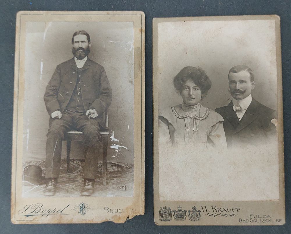 לוט 2 תמונות קבינט של יהודים, במקור הגיעו מגרמניה לארץ ישראל. 
מידות: 10X6.5 ס"מ בקירוב.
פגם 