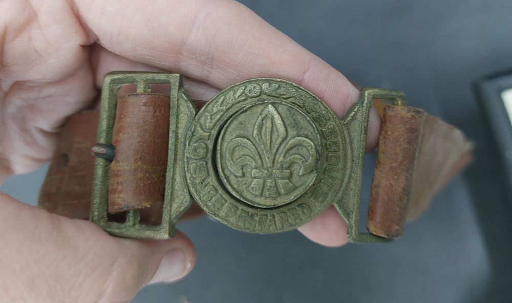 חגורה מוקדמת עם אבזם בו מופיע סמל הצופים עם כיתוב עליה. ככל הנראה חגורה של הצופים (שנות השלושים?)