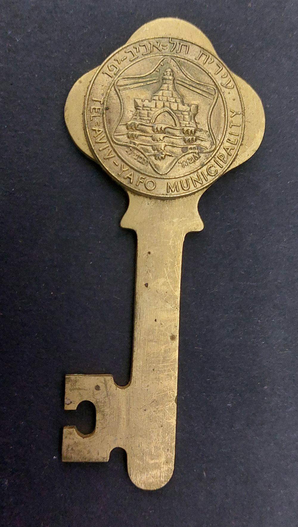 מפתח מוזהב מאת שלמה להט ראש עיריית תל אביב אורך המפתח: 8 ס"מ. ללא קופסא