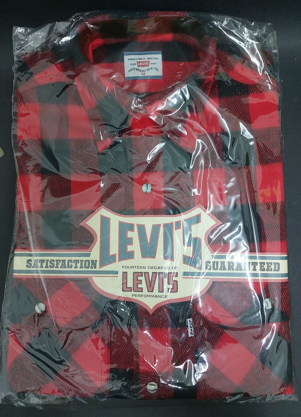 פריט הלבשה של חברת LEVIS באריזה המקורית לא נפתח מעולם. מצב טוב. וינטג' אמיתי