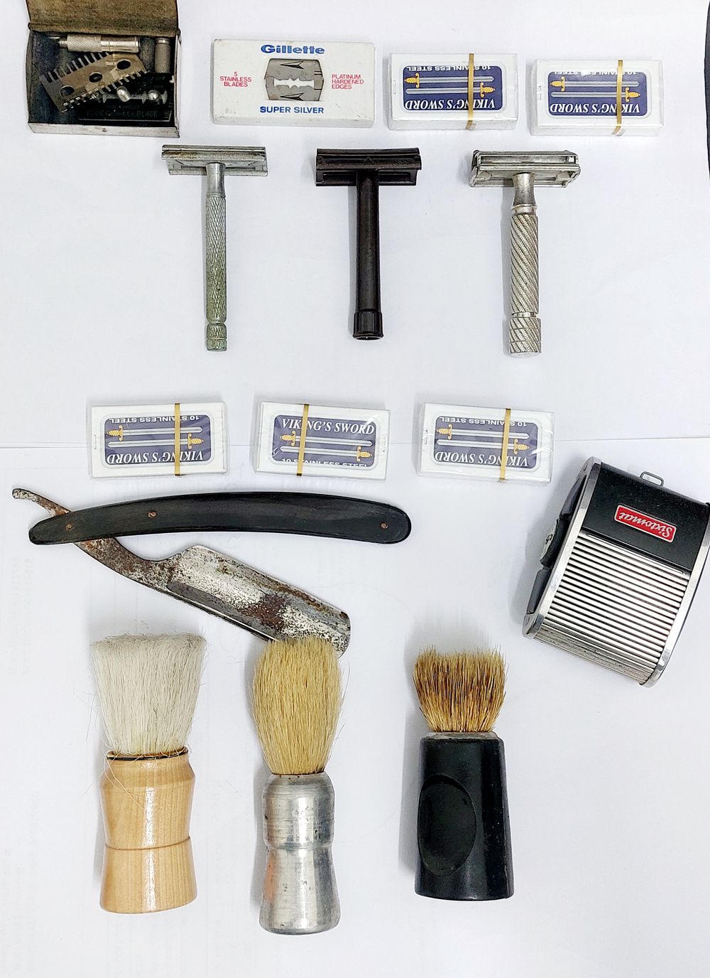 לוט פרטי גילוח ישנים לאספנים. באחד מוטבע צ' פריט מוקדם. בנוסף בצד פריט שלא קשור לגילוח sixtomat