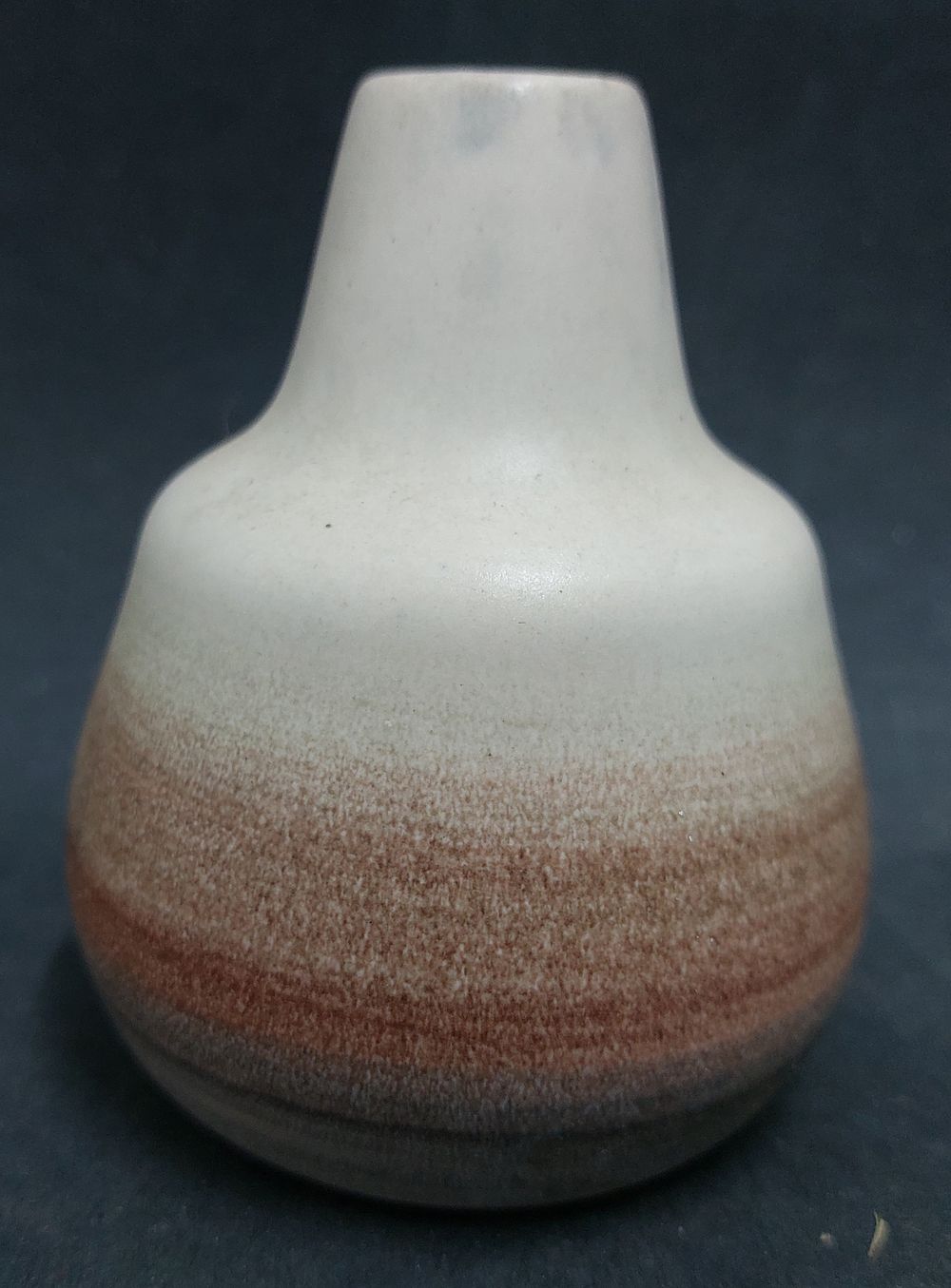 כד קטן לא חתום.
גובה: 9 ס"מ בקירוב.