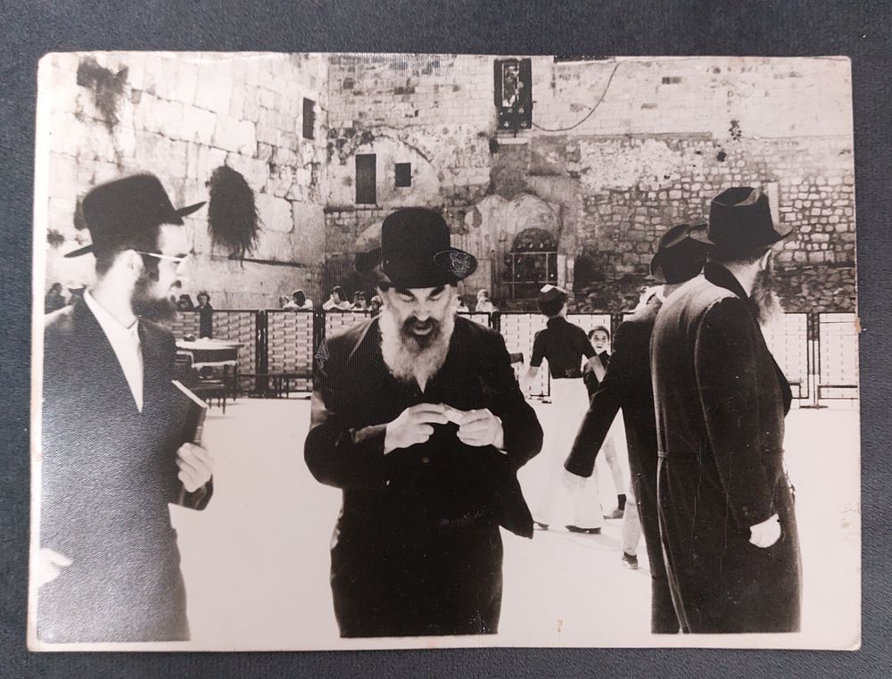 תצלום ישן של האדמו"ר מסטריקוב בכותל. היה מוצמד לאלבום ישן.
מידות: 18X13 ס"מ