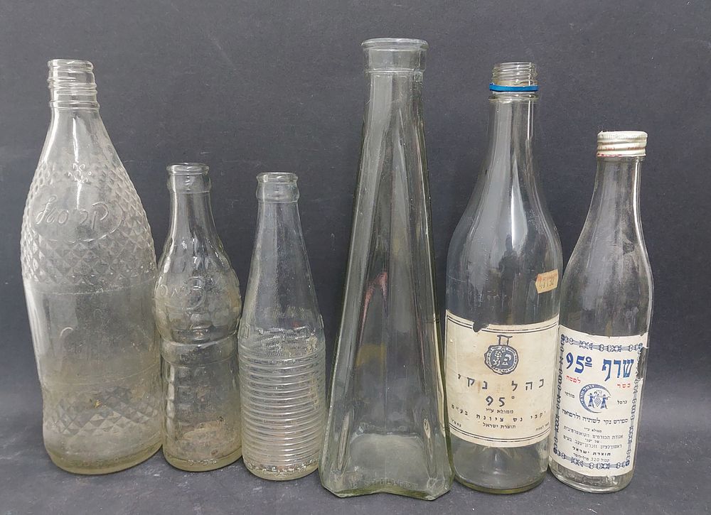 לוט בקבוקי זכוכית נדירים, בניהם: פרימן, קריסטל, צ'מפיון ועוד
