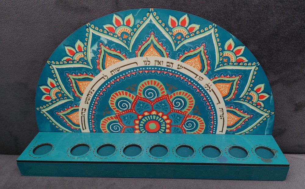 חנוכיה צבעונית עשויה עץ. אורך: 18.5 ס"מ. גובה: 16.5 ס"מ. מצב טוב