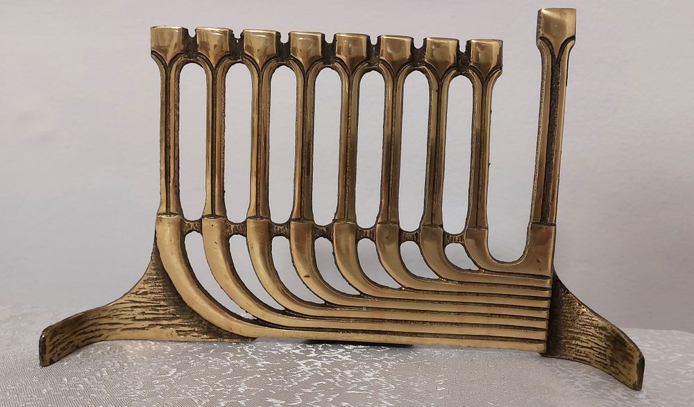 חנוכיה ישראלית ישנה, פליז ונחושת.
גובה: 15. אורך: 23 ס"מ. חתומה. מצב טוב!