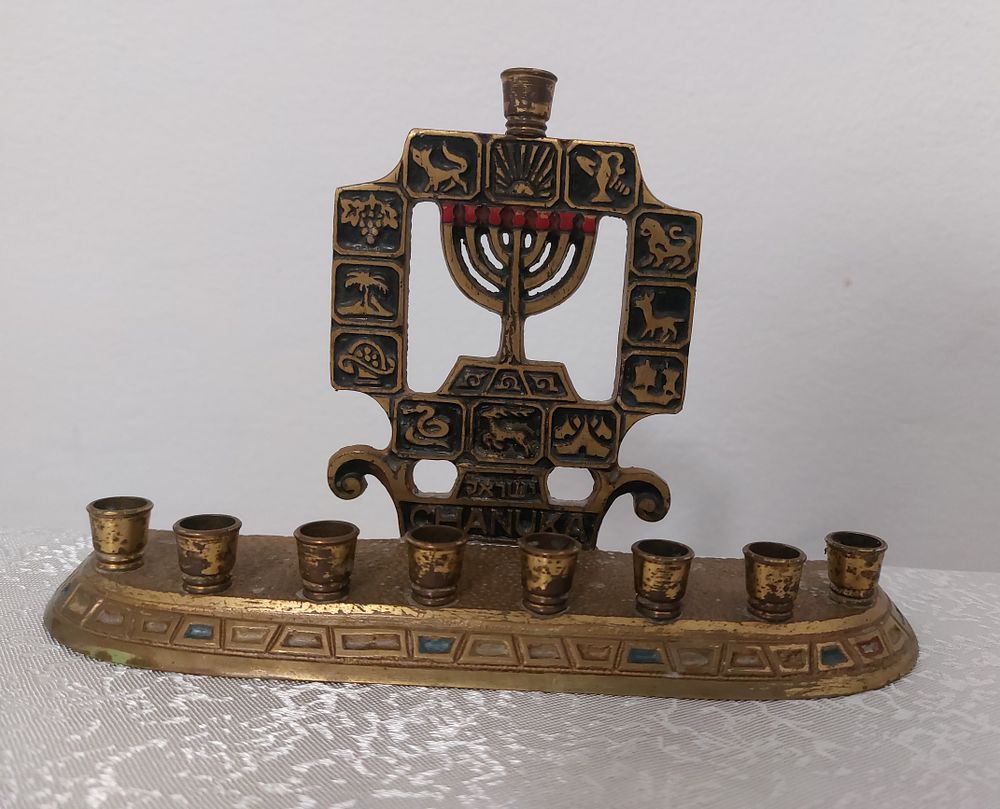 חנוכיה ישנה תוצרת ישראל חתומה. אורך: 18 ס"מ. גובה: 11 ס"מ