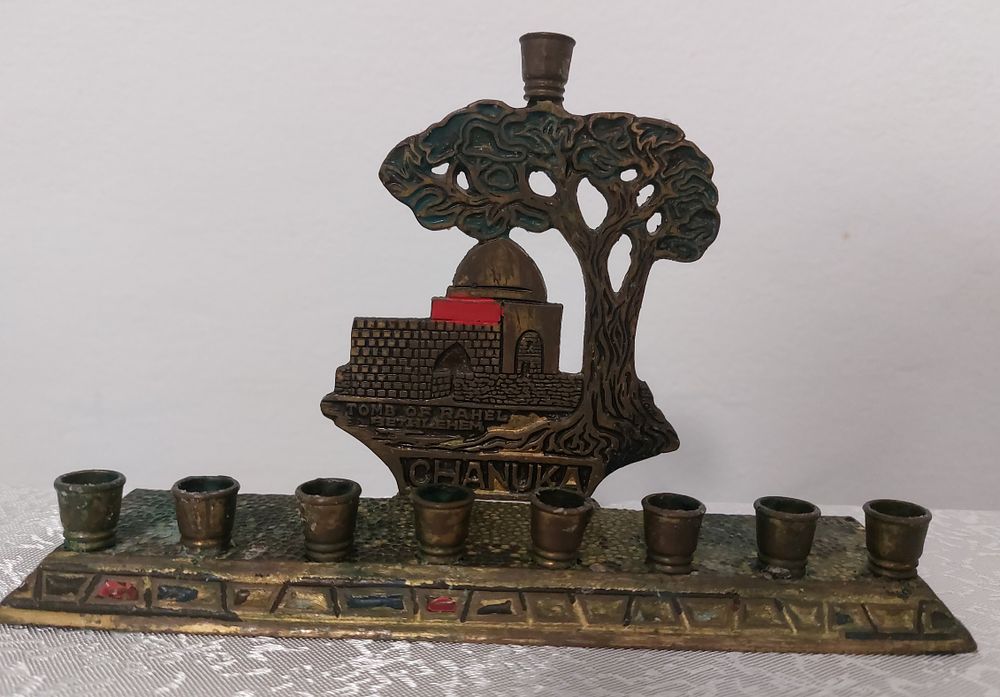 חנוכיה נחושת מיוחדת עם צורת קבר רחל - חתומה בתחתית תוצרת ישראל. 
אורך: 18 ס"מ. גובה: 11 ס"מ