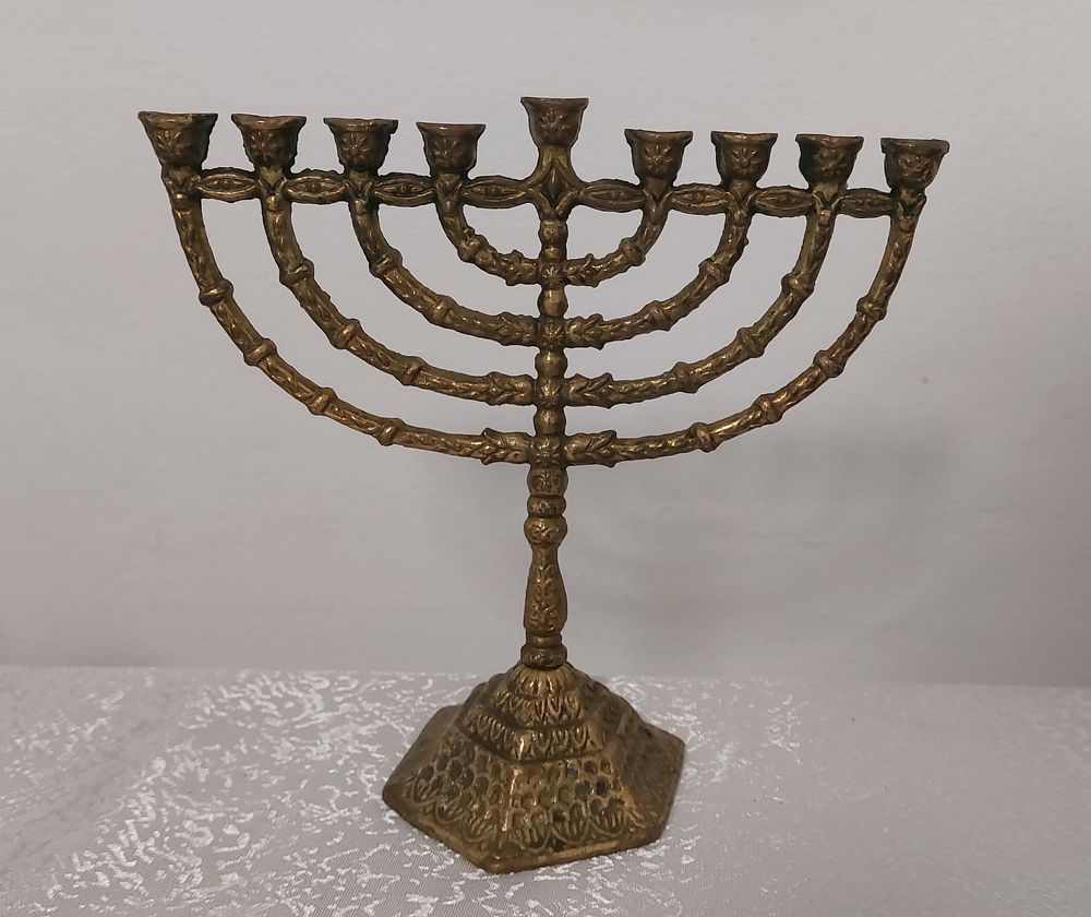 חנוכיה ישנה תוצרת ישראל חתומה בתחתית. גובה: 17 ס"מ בקירוב, אורך: 18 ס"מ בקירוב