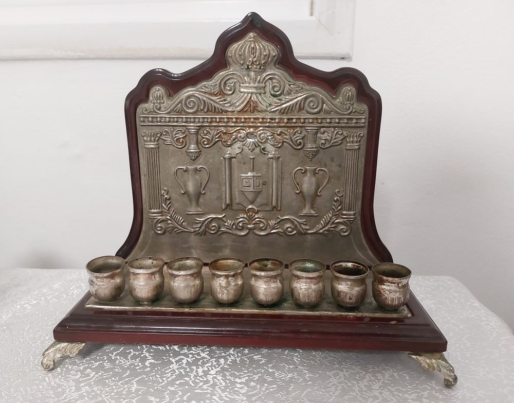 חנוכיה מתכת על גבי עץ. ללא שמש!
אורך: 25 ס"מ בקירוב, גובה: 23 ס"מ.
סימני זמן