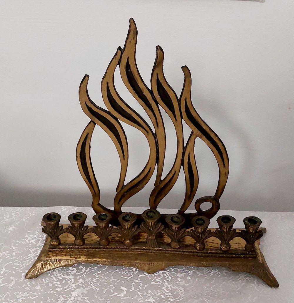 חנוכיה ישנה מרשימה עם הכיתוב "חנוכה" בצורת להבה. גדולה ומרשימה תוצרת ישראל חתומה בתחתית.
גובה: 