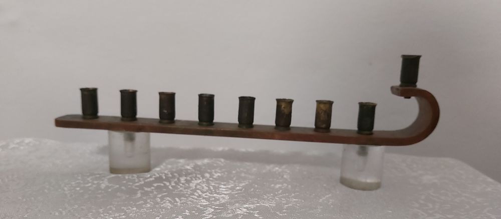 חנוכיה ישנה נחושת על גבי בסיס יצוק, גובה מקסימלי: 8 ס"מ, אורך: 23 ס"מ בקירוב