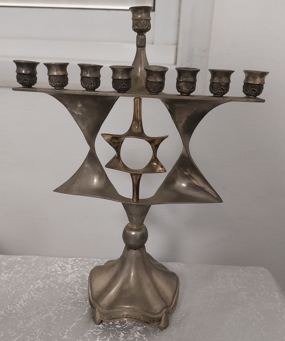 חנוכיה גדולה עם מגן דוד במרכזה מסתובב, גובה: 30 ס"מ, אורך: 20 ס"מ