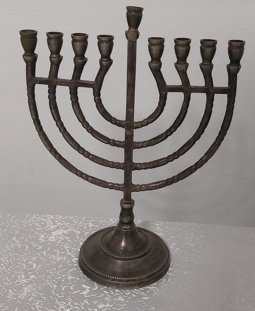 חנוכיה ישנה, גובה: 21 ס"מ 
אורך: 16 ס"מ