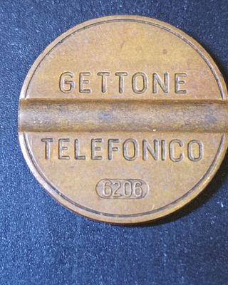 &laquo;GETTONE TELEFONICO&raquo; (телефонный жетон). 
число 6206 (это код даты выпуска: 6-й месяц 1962 года). 