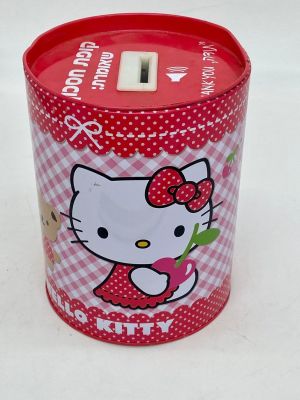 קופת חיסכון - הלו קיטי. קופת חסכון עם החתולה מ - Hello Kitty 
עשויה פח 
גובה: 15.5 ס"מ , קוטר: 