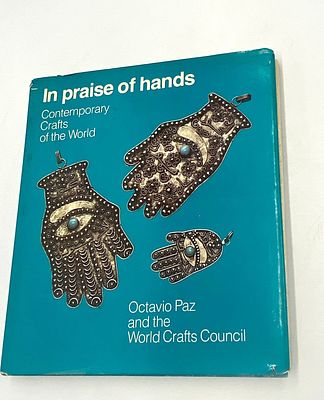 In praise of hands - Contemporary Crafts of the World. McClelland and Stewart Limited כריכה קשה 