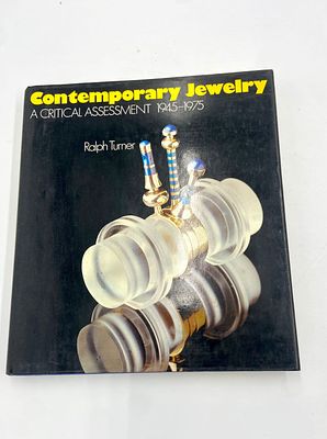 Contemporary jewelry: A critical assessment 1945-75. ספר בנושא עיצוב תכשיטים וצורפות - סקירה 