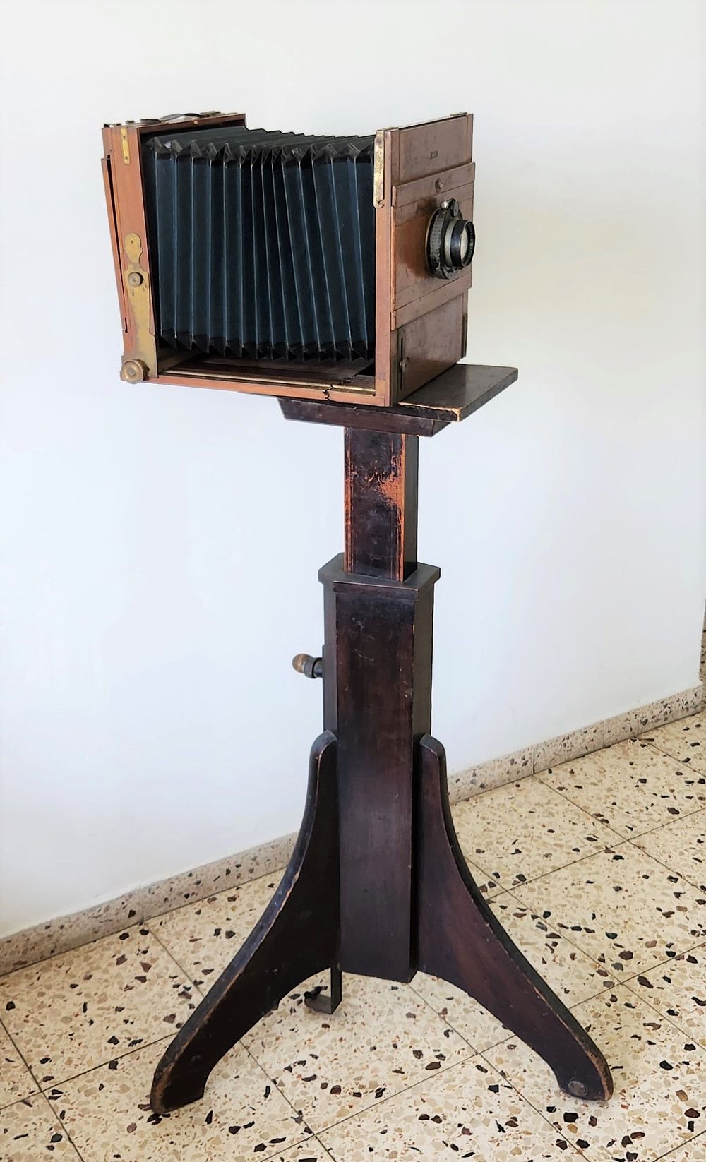 GAL COLLECTION | Auction 51 | Zionism, Israeliana, Judaica, Cameras, Watches, Ceramics, Porcelain, and more.