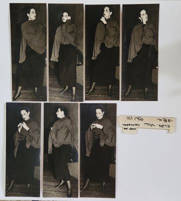 רקדנית הפלמנקו דליה לאו – 7 צילומים ע"י הצלם צבי קלר 
29x11 ס"מ. מצב טוב. פורק ממארז קרטון 