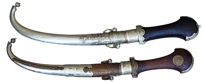 זוג סכינים / פגיונות קומיה מרוקאיים, תחילת–אמצע המאה ה־20, אורך 42 ו־40 ס"מ. Pair of Moroccan 