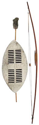 מגן זולו טקסי מעור עם פרווה, דרום אפריקה, יחד עם קשת עץ אפריקאית
Zulu Ceremonial Hide Shield 