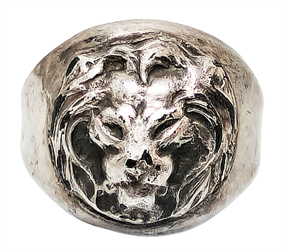 טבעת מצופה כסף בדמות ראש אריה.
Silver-Plated Lion Head Ring. טבעת גברית בעבודת יד, בעיצוב תבליט 