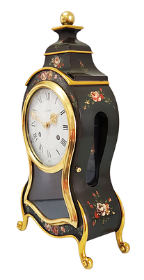 שעון קמין שוויצרי Le Castel בעבודת יד 44 ס"מ. – גוף שחור עם עיטורי פרחים, מסגרת מוזהבת ומנגנון 
