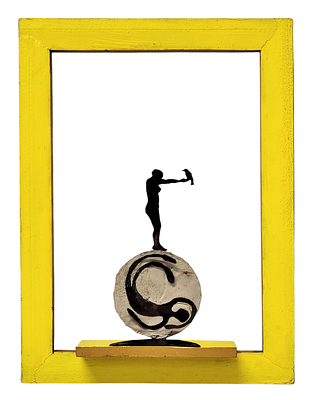 פסל תלת־ממד בעץ וברזל, דמות אדם עם ציפור על עיגול קרמי במסגרת צהובה. ייחודי, ככל הנראה מעשה ידי 