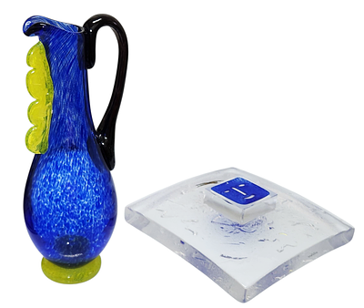 כד זכוכית וצלחת דקורטיבית – Kosta Boda, שבדיה. כד זכוכית בעיצוב Kjell Engman – Kosta Boda, שבדיה 