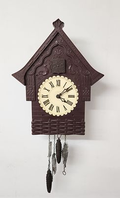 שעון קוקייה בינוני וינטג' חזית פלסטיק עם גוף עץ ומנגנון מכני. גובה 37 ס"מ. רוחב 29 ס"מ. עומק 12 