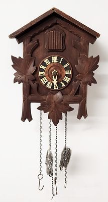 שעון קוקייה וינטג' קטן עם גוף עץ ומנגנון מכני. גובה 23 ס"מ. רוחב 17 ס"מ. עומק 10 ס"מ. 
מצב 